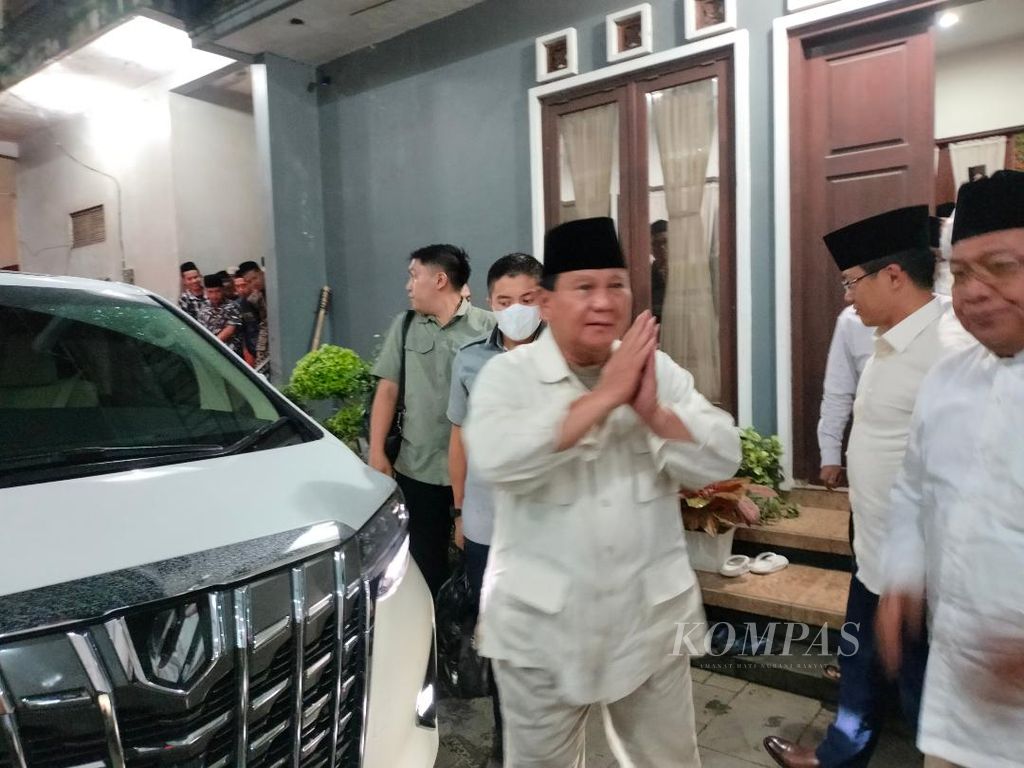 Prabowo Subianto berpamitan seusai berunjung ke kediaman Gus Yusuf, Sabtu (5/11/2022).