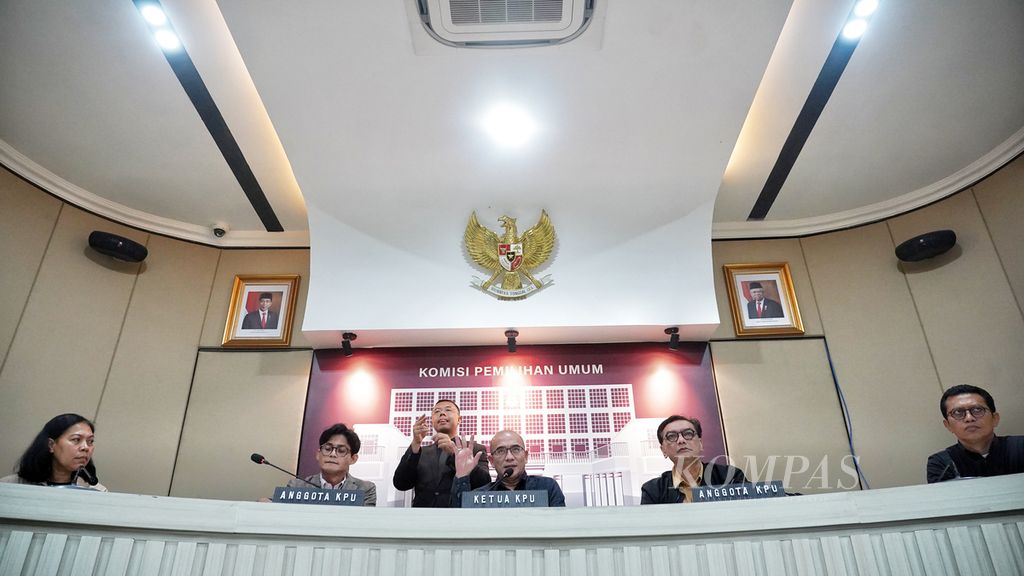 Chairman of the General Election Commission Hasyim Asyari (center) with several KPU members and KPU bureau heads during a press conference regarding developments in the implementation of the 2024 Election at the KPU media center, Jakarta, Tuesday (27/2/2024). Chairman of the KPU Hasyim Asyari with several KPU members and the head of the bureau for the implementation of elections and regional elections conveyed developments in the implementation of the 2024 elections, both presidential and legislative elections. The KPU also shows temporary vote data that has been entered and recorded in Sirekap. Apart from that, the KPU also conveyed the mechanism for holding re-voting in Kuala Lumpur, Malaysia, as well as preparations for the regional elections.
