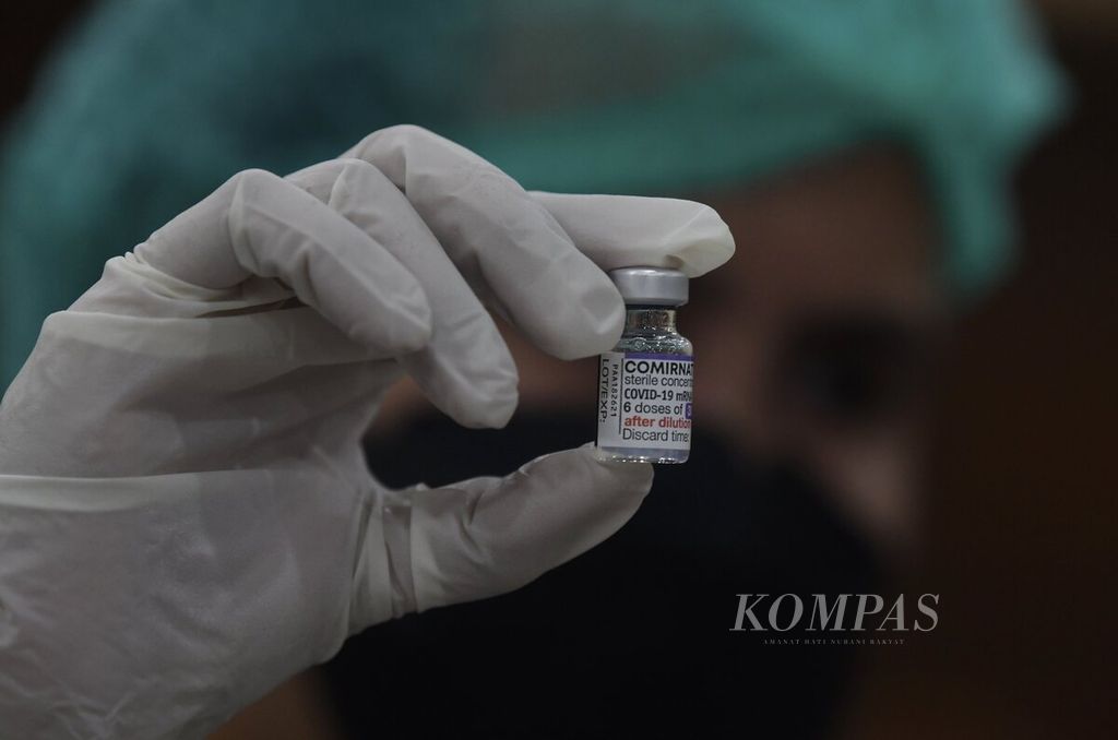 Vaksinator menunjukkan botol vaksin saat vaksinasi Covid-19 dosis penguat kedua di Kantor Wali Kota Jakarta Pusat di Jakarta, Rabu (25/1/2023). Vaksin tersebut menggunakan vaksin Pfizer yang diikuti ASN dan masyarakat umum yang berusia 18 tahun ke atas.