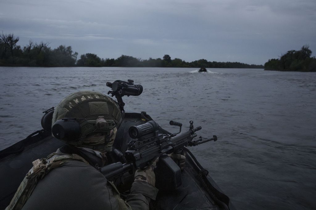 Pasukan Ukraina patroli di Sungai Dnipro dengan Kherson pada Juni 2023. Ukraina khawatir dukungan komunitas internasional menyusut.
