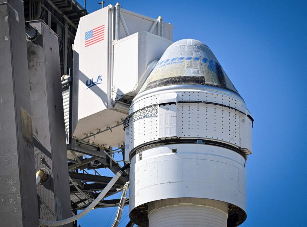 Roket Atlas V milik The United Launch Alliance (ULA) terlihat di Kompleks Peluncuran Luar Angkasa 41 di Pusat Luar Angkasa Kennedy di  Cape Canaveral, Florida, AS, 5 Mei 2024.