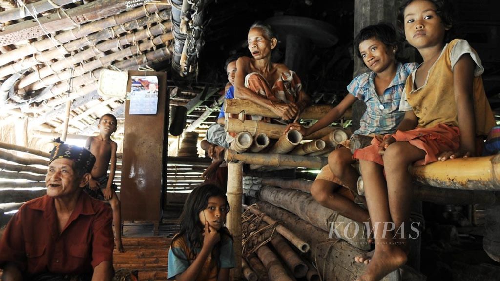 Warga berada di rumah alang di Kampung Mbukabani, Kecamatan kodi, Sumba Barat Daya, NTT, yang sebagian besar warganya miskin, beberapa waktu lalu. Tingginya angka kemiskinan di Sumba Barat Daya mendorong tingginya angka kriminalitas. 