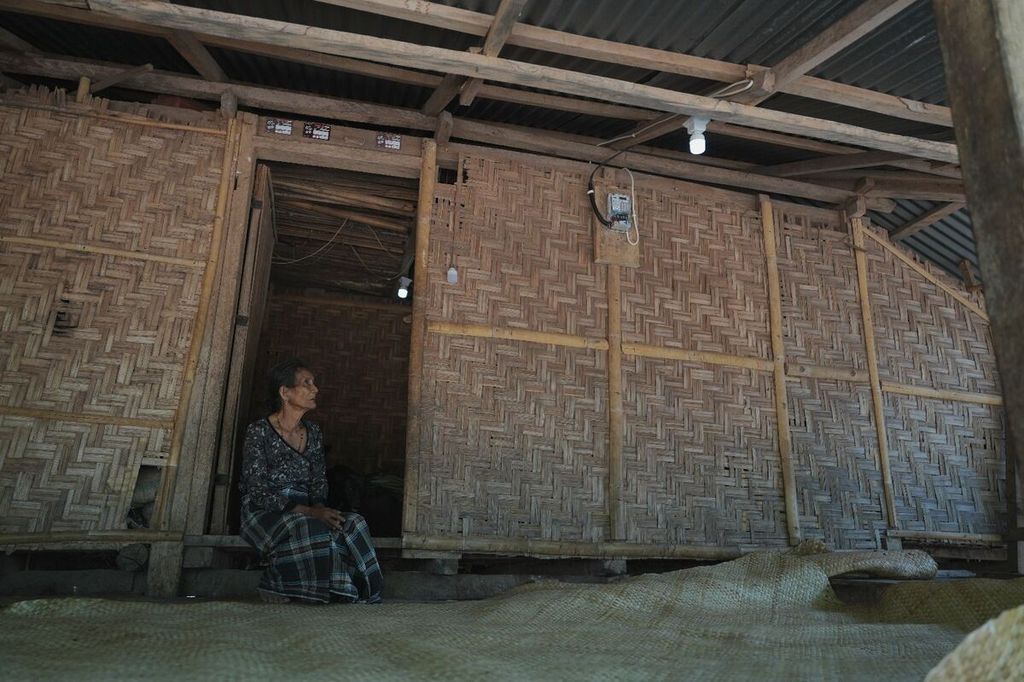 Seorang nenek di Desa Oh'aem, Kecamatan Amfoang, Kabupaten Kupang, sedang menikmati kehadiran perdana listrik masuk di rumah itu, Juli 2023.