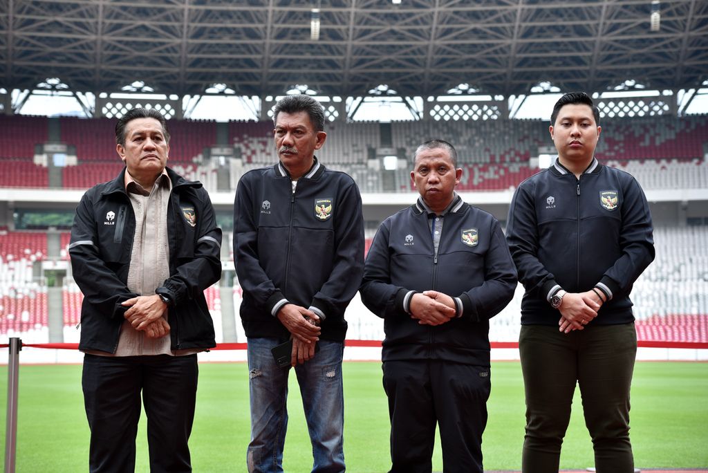 Ketua Komite Banding Pemilihan Kongres Luar Biasa PSSI Gusti Randa (paling kiri) dan anggotanya dalam konferensi pers pengumuman Daftar Calon Sementara Ketua Umum, Wakil Ketua Umum, dan Anggota Komite Eksekutif (Exco) PSSI di Stadion Gelora Bung Karno, Jakarta, Selasa (31/1/2023). 