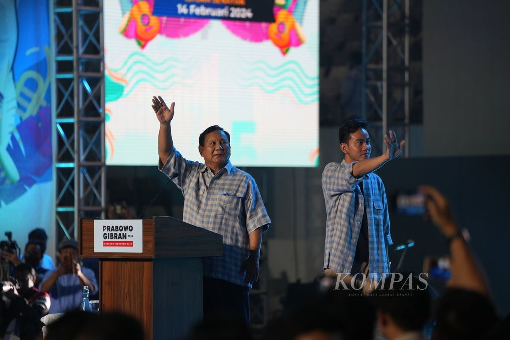 Calon presiden dan calon wakil presiden nomor urut 2, Prabowo Subianto-Gibran Rakabuming Raka, menemui pendukungnya di Istora Senayan, Jakarta, Rabu (14/2/2024).