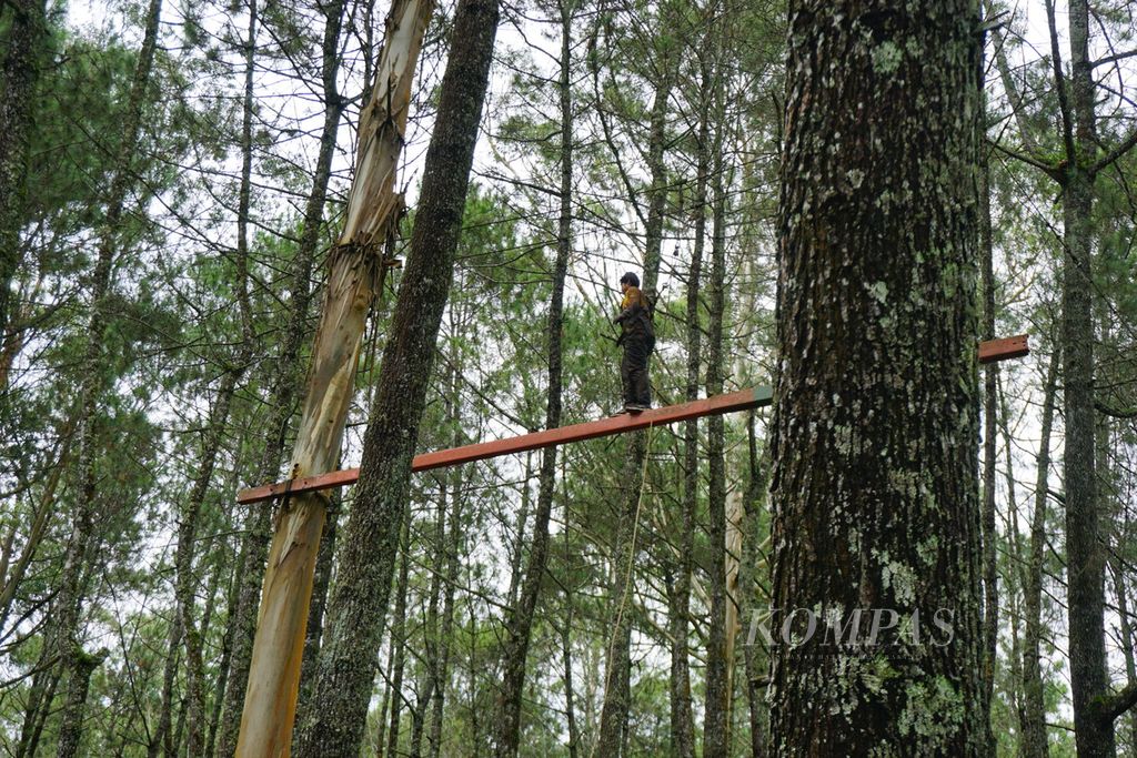 Atlet PB Djarum menjalani permainan <i>sky run</i> atau berjalan meniti balok besi di atas ketinggian 10 meter dalam mancakrida (<i>outbound</i>) di hutan pinus di Lembang, Jawa Barat, Jumat (12/1/2024).
