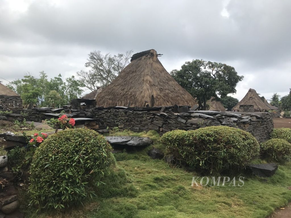 Rumah adat Nggela di Kabupaten Ende, Flores, Nusa Tenggara Timur. Rumah tradisional Indonesia terbukti lebih tahan gempa. 