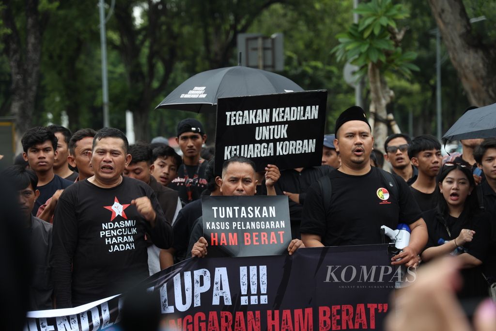 Para aktivis dan masyarakat peduli pelanggaran hak asasi manusia serta Koalisi Masyarakat Sipil berkumpul dalam Aksi Kamisan ke-804 di seberang Istana Merdeka, Jakarta, Kamis (1/2/2024). 