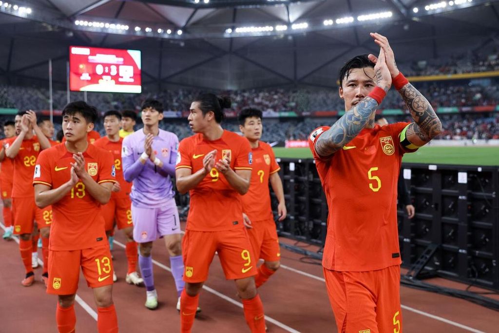 Bek tengah dan kapten China, Zhang Linpeng, memimpin rekan-rekannya untuk memberikan apresiasi kepada dukungan suporter seusai laga melawan Korea Selatan, 21 November 2023, di Stadion Pusat Olahraga Universitas Shenzen, China.