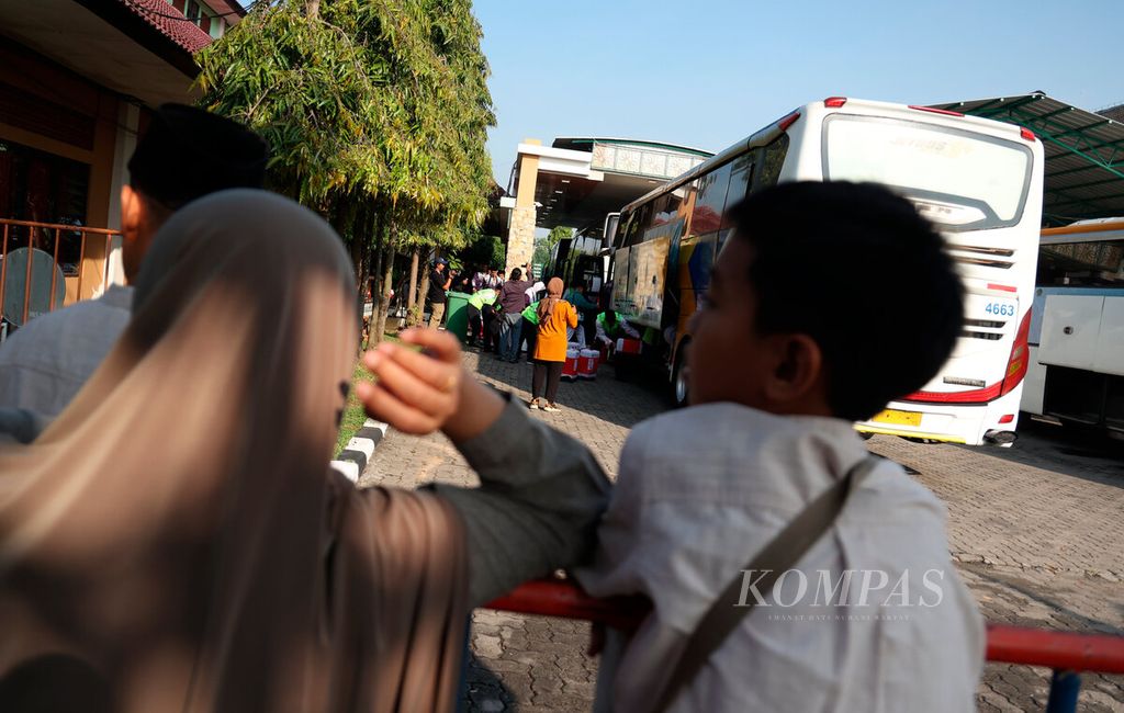Families of hajj pilgrims were seen observing the preparations for the group's departure from the Donohudan Hajj Dormitory towards Adi Soemarmo Airport in Boyolali Regency, Central Java, on Sunday (12/5/2024).
