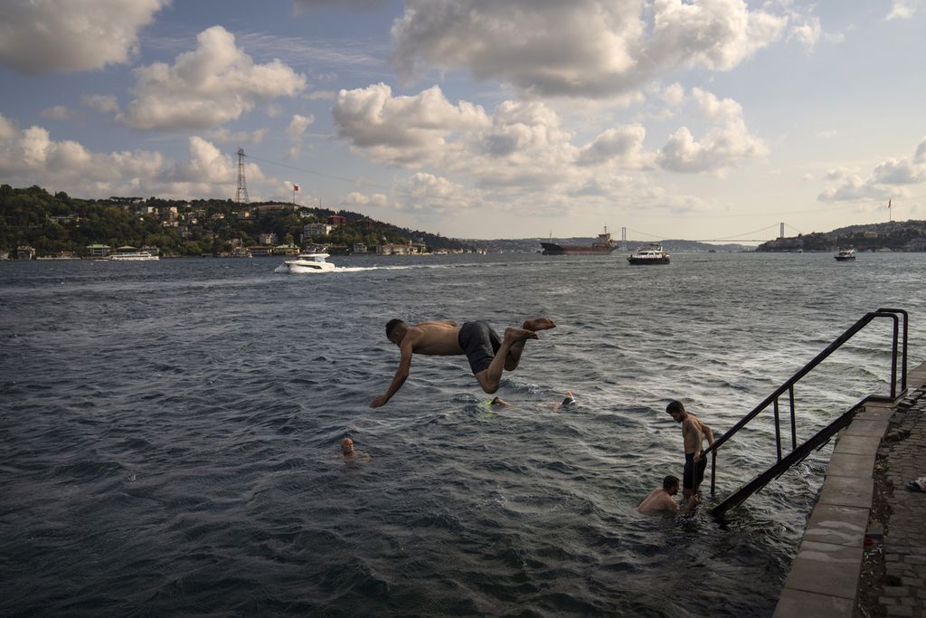 Seorang pria melompat ke Selat Bosphorus di Istanbul, Turki, 6 Agustus 2022. 