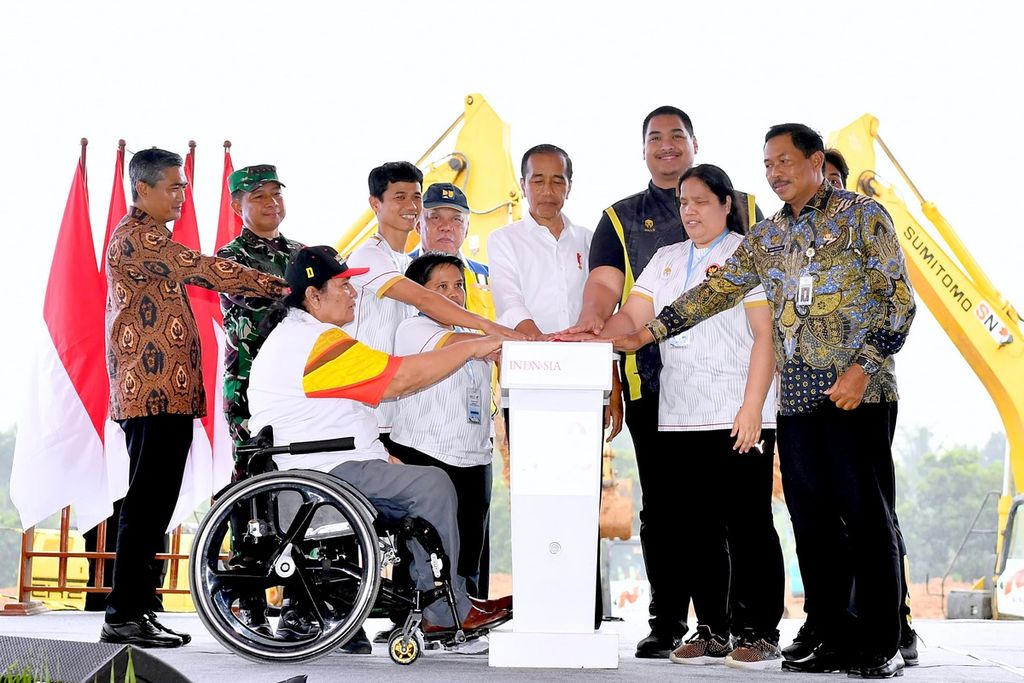 Presiden Joko Widodo meresmikan dimulainya pembangunan Pusat Pelatihan Paralimpiade di Karanganyar, Jawa Tengah, Jumat (8/3/2024).