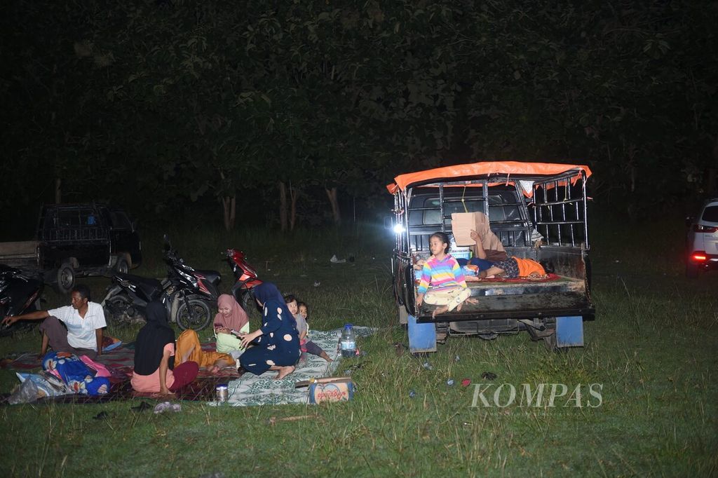 Warga mengungsi di lapangan di Desa Kotakusuma, Kecamatan Sangkapura, Pulau Bawean, Kabupaten Gresik, Jawa Timur, Sabtu (23/3/2024).