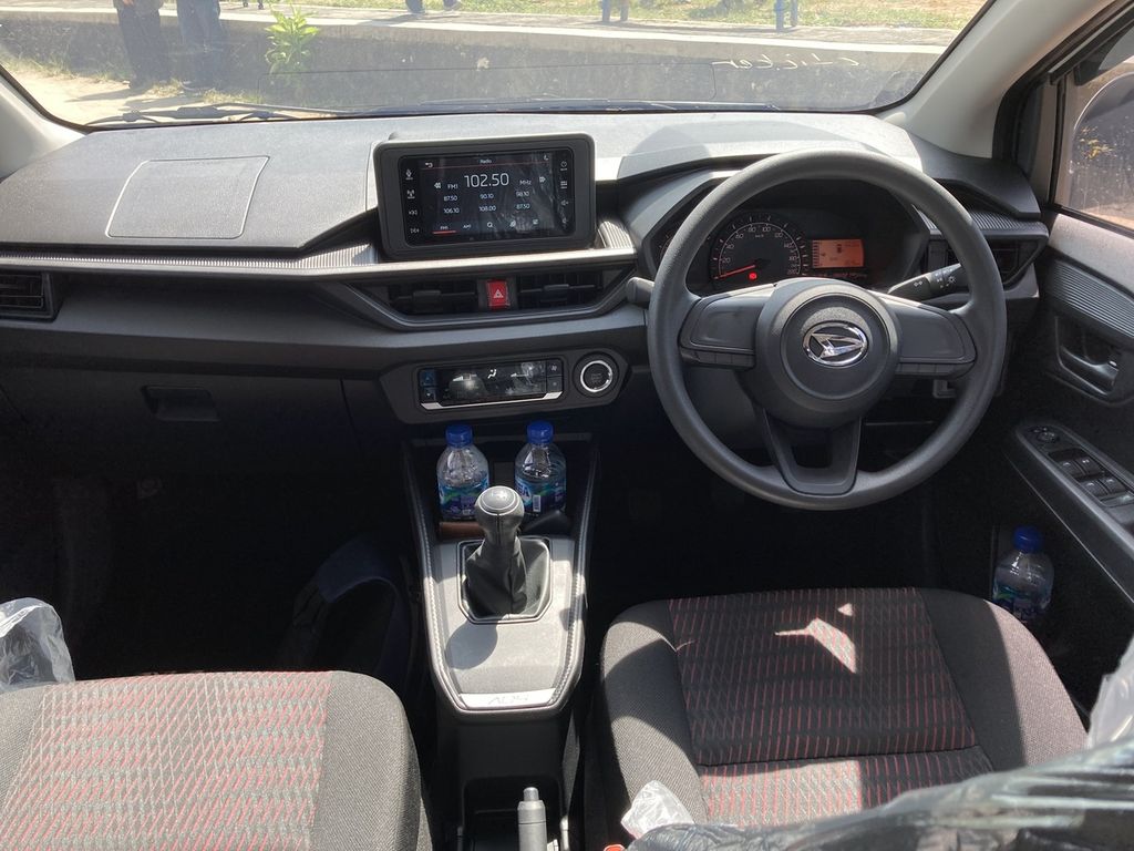 Interior kabin All New Daihatsu Ayla Tipe R bertransmisi manual di pantai selatan Kabupaten Gunungkidul, DIY, Senin (8/5/2023). Perhatikan bagian tengah dasbor yang dirancang miring ke arah pengemudi. 