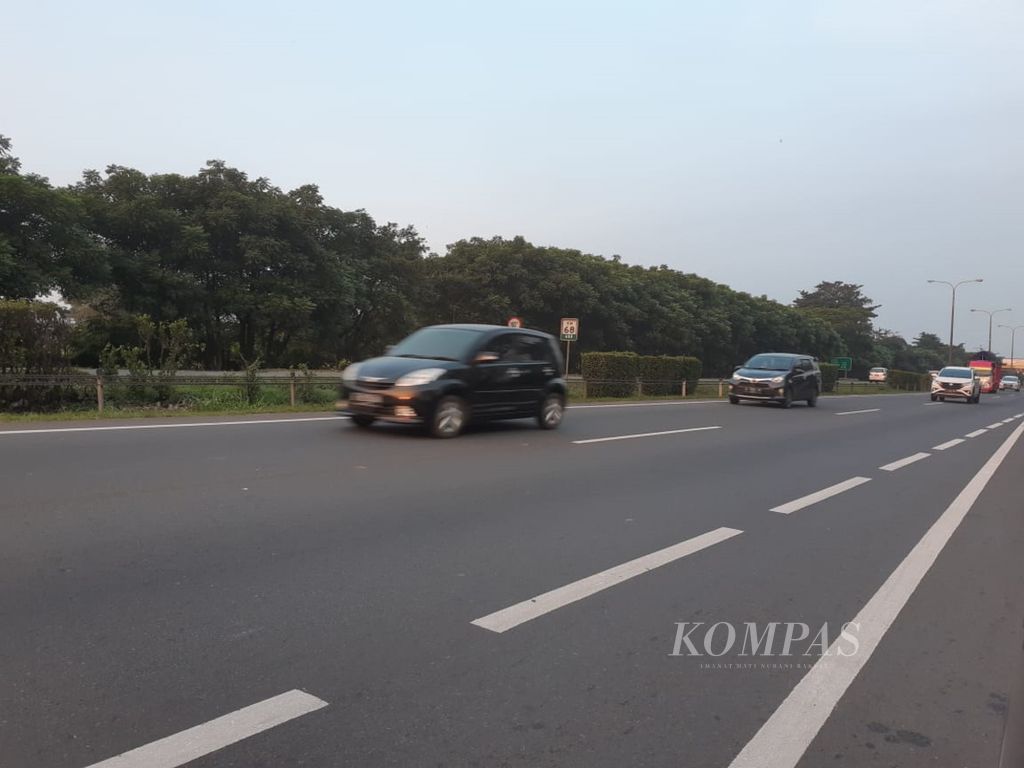 Beberapa mobil melewati Jalan Tol Tangerang-Merak di Kabupaten Serang, Banten, Senin (27/5/2019).