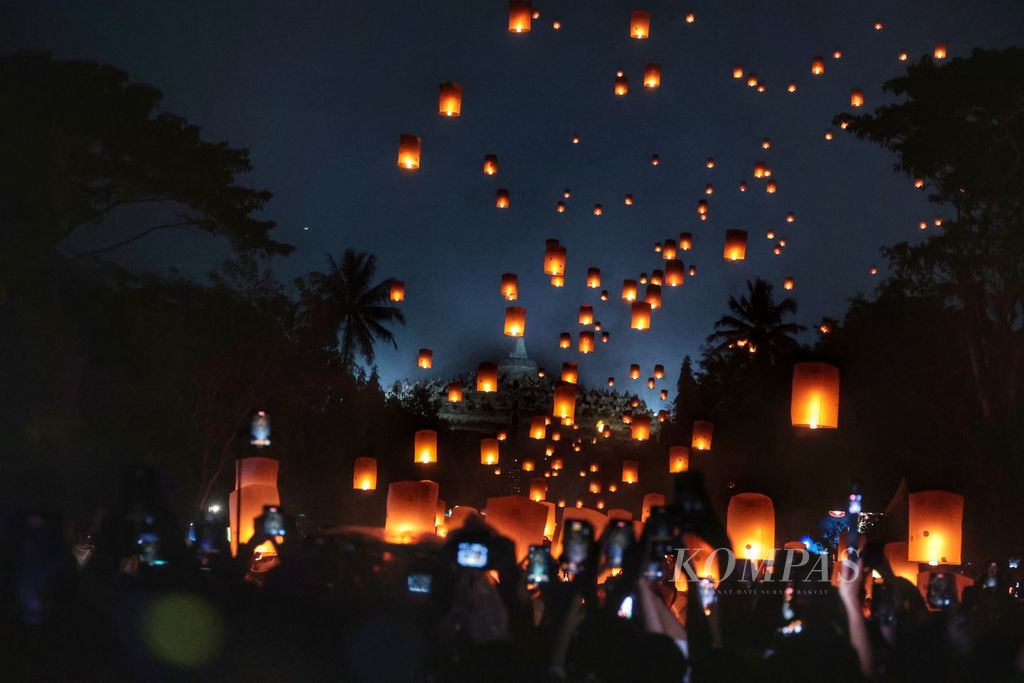 A lantern release event enlivened the Trisuci Waisak 2568 BE/2024 celebration at the Borobudur Temple complex, Magelang, Central Java, Thursday (23/5/2024).