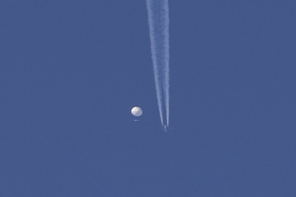 Foto yang disediakan Brian Branch ini menunjukkan balon udara besar yang diduga sebagai pesawat mata-mata China melayang di atas area Kingstown berikut jet tempur Amerika Serikat mengikuti di bawahnya, Sabtu (4/2/2023).  