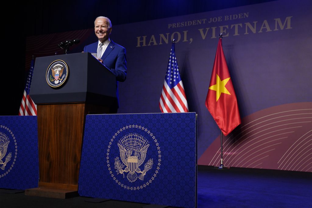 Presiden AS Joe Biden memberikan keterangan pada media tentang kunjungannya ke Hanoi, Vietnam, Mingu (10/9/2023). Hubungan kedua negara memasuki babak baru setelah Vietnam menaikkan status hubungan bilateral keduanya menjadi mitra strategis komprehensif.