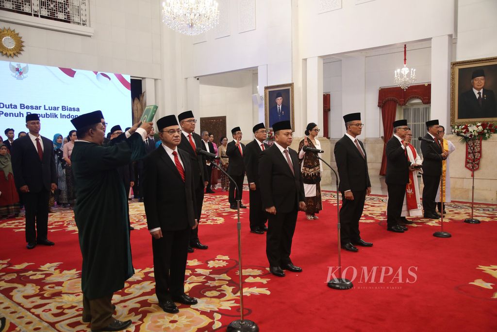 Pelantikan 12 duta besar luar biasa dan berkuasa penuh oleh Presiden Joko Widodo di Istana Negara, Jakarta, Senin (26/6/2023).