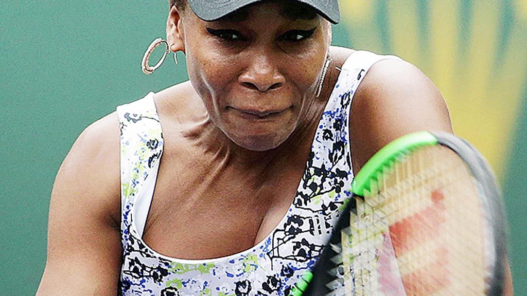 Venus Williams saat menghadapi Sorana Cirstea pada babak kedua turnamen tenis WTA Indian Wells, Sabtu (10/3). Venus lolos ke babak ketiga untuk menghadapi adiknya, Serena Williams.