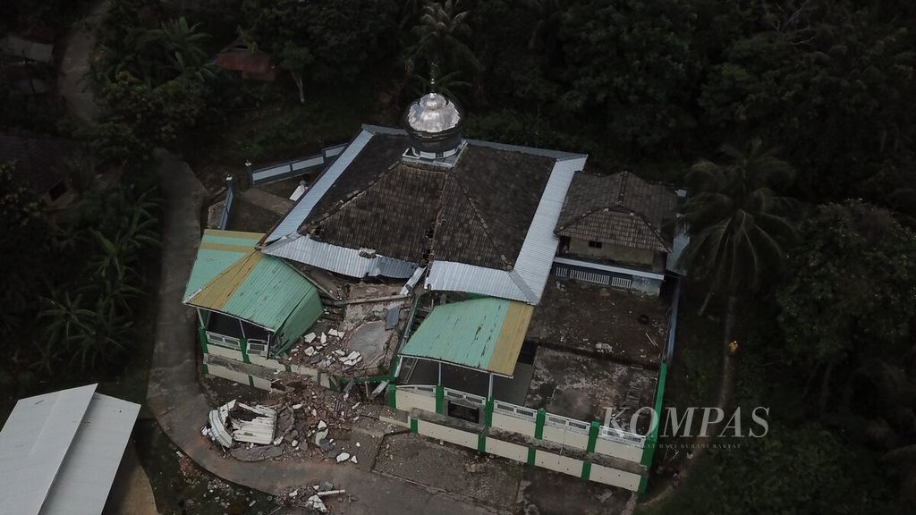 Masjid Al-Muhajirin yang rusak oleh gempa dilihat dari udara di Desa Gunungteguh, Kecamatan Sangkapura, Pulau Bawean, Kabupaten Gresik, Minggu (24/3/2024). 