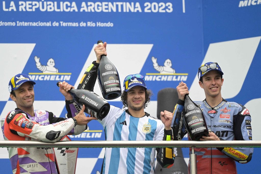 Dari kiri ke kanan: Johann Zarco, Marco Bezzecchi, dan Alex Marquez, merayakan keberhasilan mereka menempati podium pada ajang MotoGP seri Argentina di Sirkuit Termas de Rio Hondo, Kota Santiago del Estero, Argentina, Minggu (2/4/2023).
