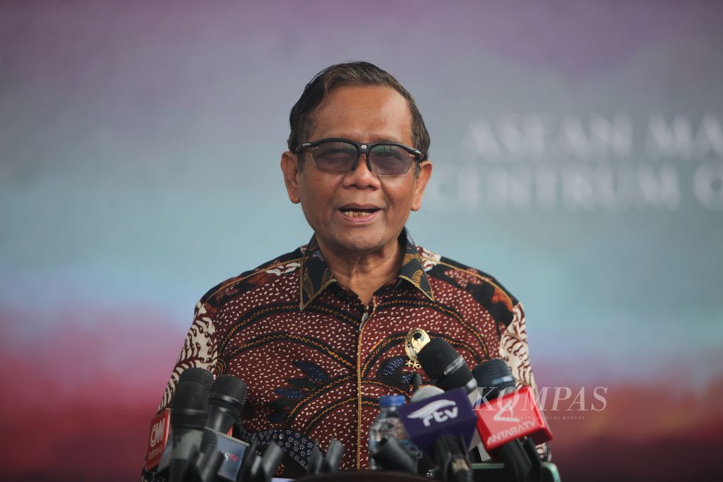 Menko Polhukam Mahfud MD menyampaikan keterangan kepada media seusai rapat dengan Presiden Joko Widodo membahas penyelesaian nonyudisial pelanggaran HAM berat masa lalu di Istana Kepresidenan Jakarta, Selasa (2/5/2023). 