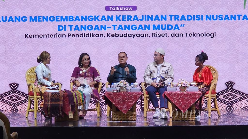 Pelaksana Tugas Direktur Jenderal Vokasi, Kementerian Pendidikan, Kebudayaan, Riset, dan Teknologi (Kemendikbudristek), Tatang Muttaqin (tengah), menjadi pembicara dalam seminar Peluang Mengembangkan Kerajinan Tradisi Nusantara di Tangan-tangan Muda di Jakarta Convention Center (JCC), Jakarta, Sabtu (31/8/2024).