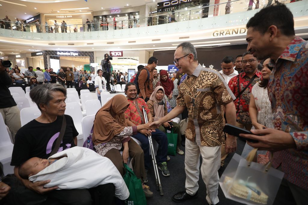 Ketua Dewan Komisioner OJK Mahendra Siregar menyapa salah seorang undangan yang hadir pada puncak Bulan Inklusi Keuangan (BIK) 2023 di Yogyakarta, Sabtu (28/10/2023). 