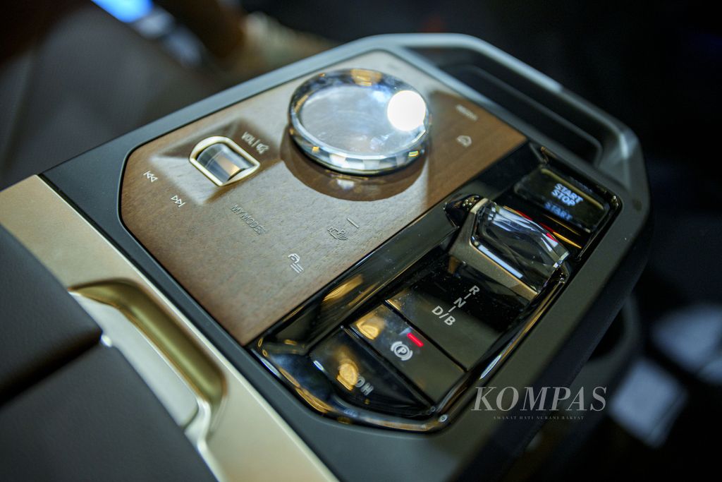 Tuas transmisi dan tombol iDrive mobil listrik premium BMW iX versi Indonesia yang dipajang di pameran otomotif GIIAS 2022 di Indonesia Convention Exhibition (ICE) BSD City, Tangerang, Banten. 