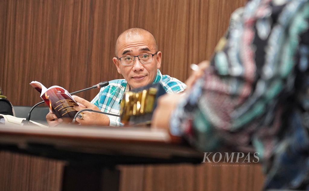 Chairman of the General Elections Commission Hasyim Asyari attended an ethics hearing against KPU leaders held by the Election Organizers' Honorary Council (DKPP) regarding the registration of Gibran Rakabuming Raka as a vice-presidential candidate in the DKPP hearing room in Jakarta on Monday (15/1/2024).