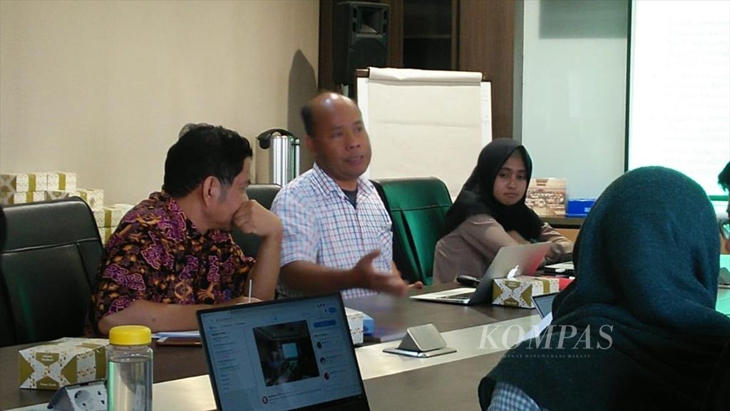 Direktur Eksekutif Migrant Care Wahyu Susilo (tengah) dalam diskusi bertajuk ”Gerakan Pekerja Perempuan: Tantangan Kerja Layak dan Perlindungan Sosial” di Jakarta, Selasa (23/7/2019).