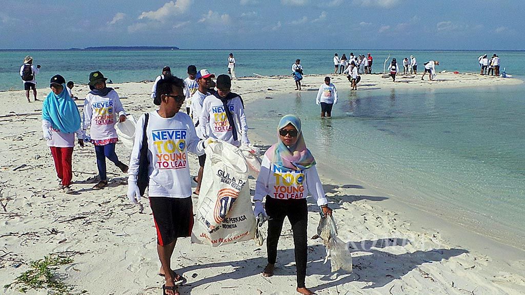 Para  peserta Young Southeast Asian Leaders Initiative (Yseali) Coastal Clean-up 2017 memungut sampah di Pulau Cemara Besar, Kepulauan Karimunjawa, Kabupaten Jepara, Jawa Tengah, Sabtu (25/3).