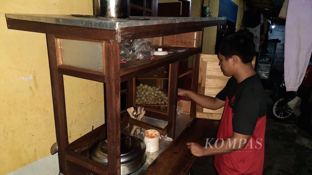 Andri (23) menyiapkan bahan dagangan bakso di rumah petaknya di Batu Ampar, Kramatjati, Jakarta Timur, Kamis (16/6/2022).