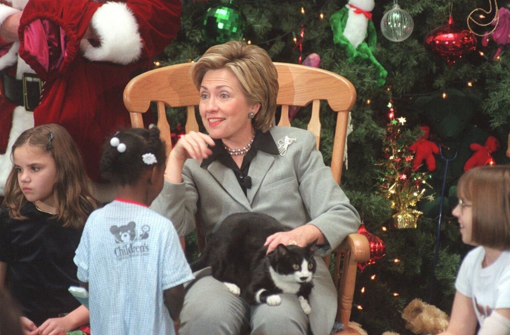 Dalam foto pada Desember 1999 ini terlihat Ibu Negara Amerika Serikat Hillary Clinton memangku Socks. Kucing itu salah satu dari banyak hewan peliharaan yang tinggal di Gedung Putih sejak masa John Adams.