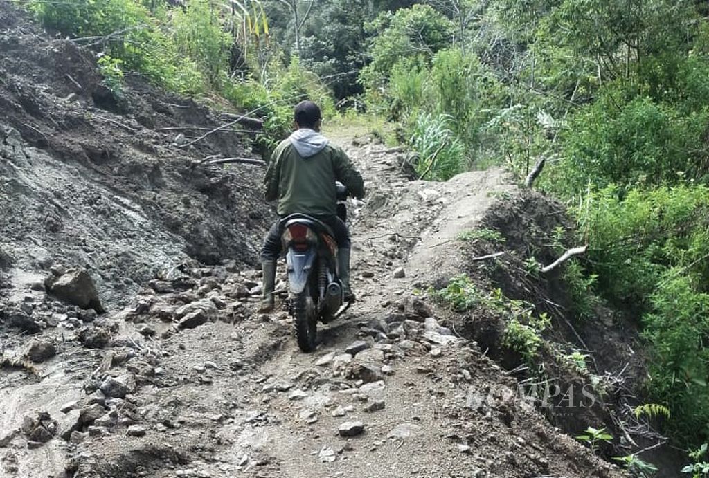 Dokumentasi foto yang menunjukkan kondisi jalan di ruas Simbuang-Mappak, Tana Toraja, Kamis (18/5/2023). Selama puluhan tahun, jalan provinsi di daerah ini nyaris tak tersentuh aspal.