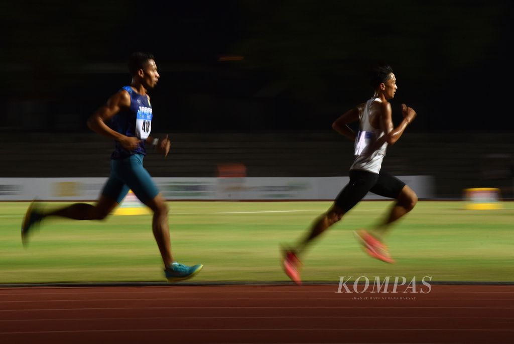 Pelari asal Kepulauan Bangka Belitung, Robi Syianturi, memimpin perlombaan lari 5.000 meter senior Kejuaraan Nasional Atletik 2023 di Stadion Sriwedari, Solo, Jawa Tengah, Kamis (22/6/2023). Robi akhirnya meraih emas dengan waktu 14 menit 28,37 detik. Adapun pelari Jawa Barat, Rikki Marthin Luther (kiri), meraih perak dengan 14 menit 45,71 detik. 