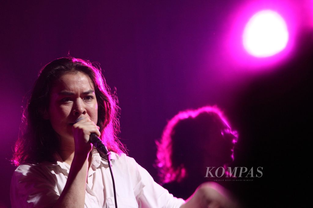 Penyanyi Mitski ketika berkonser di Rossi Musik, Jakarta Selatan, pada 20 Februari 2019 dalam rangkaian tur promo album <i>Be the Cowboy</i>.