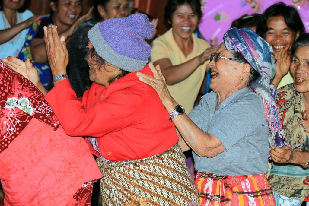 Yoga Ketawa Indonesia mengajak tertawa bersama para penyintas erupsi Gunung. Kegiatan dilakukan pada 5 Februari 2004.