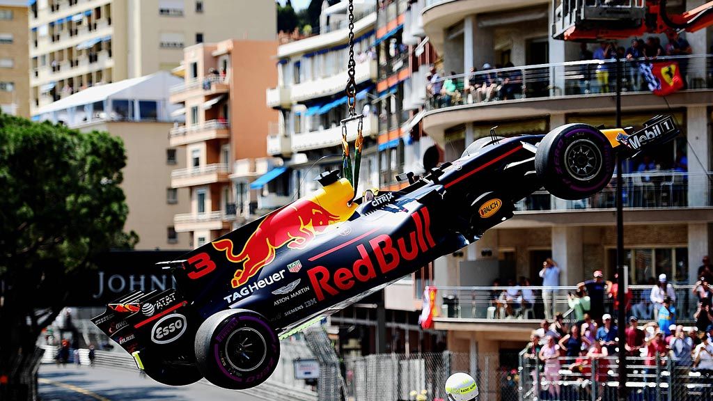 Mobil balap   tim Red Bull yang dikemudikan   Daniel Ricciardo diangkut keluar dari sirkuit jalanan Monte Carlo, Monako, Sabtu (27/5), di sela-sela sesi latihan terakhir jelang balapan F1 Seri Monako. Dua pebalap Ferrari, Kimi Raikkonen dan Sebastian Vettel, akan memulai balapan Minggu ini di posisi start pertama dan kedua.
