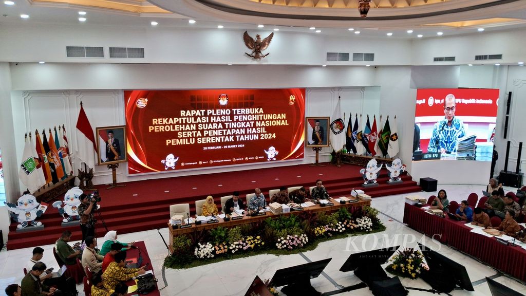 Ketua Komisi Pemilihan Umum Hasyim Asy’ari bersama sejumlah pemimpin KPU memimpin rapat pleno terbuka rekapitulasiperolehan suara tingkat nasional untuk Provinsi Jawa Barat di Kantor KPU, Jakarta, Selasa (19/3/2024).