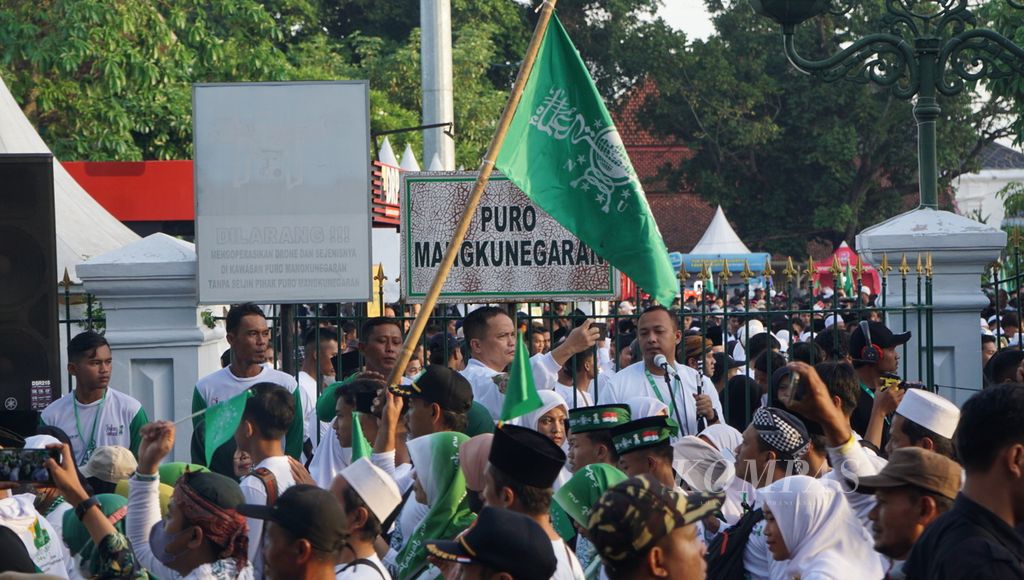 Para peserta memulai jalan sehat jelang peringatan satu abad berdirinya Pengurus Besar Nahdlatul Ulama di Kota Surakarta, Jawa Tengah, Minggu (22/1/2023). 