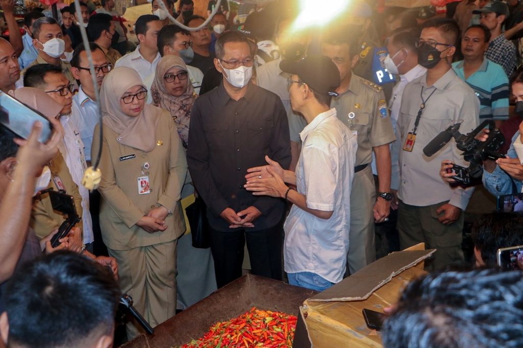 Penjabat Gubernur DKI Jakarta Heru Budi Hartono melakukan inspeksi mendadak ke Pasar Induk Kramatjati, Jakarta Timur, Selasa (6/12/2022).