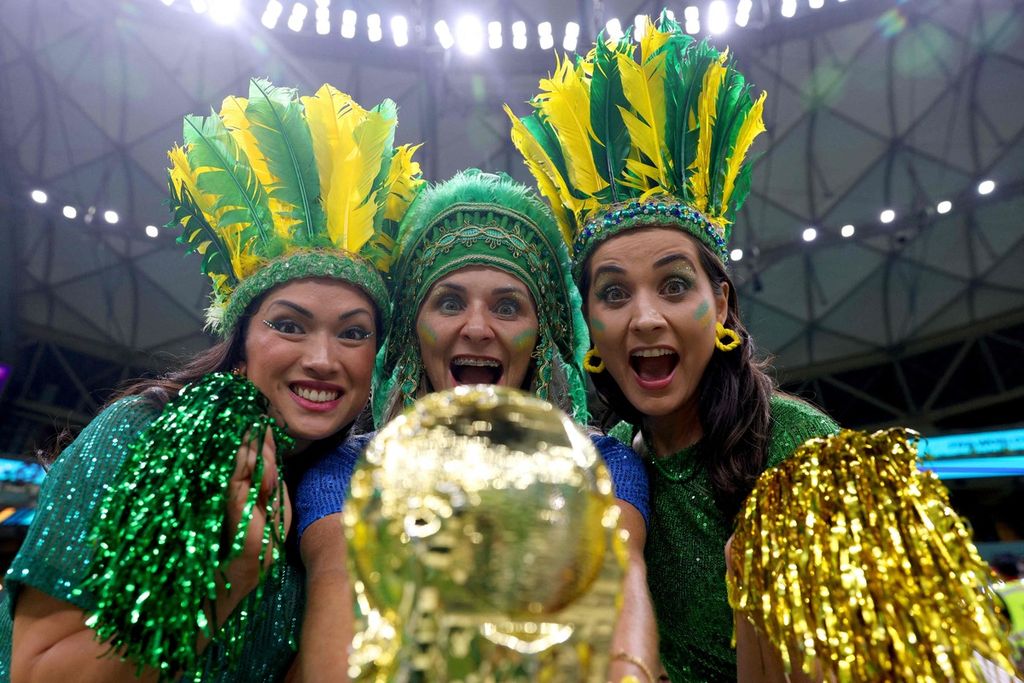 Para pendukung Brasil, yang mengenakan busana ala festival, datang menyaksikan laga tim kesayangannya di Piala Dunia Qatar, 2 Desember 2022. 