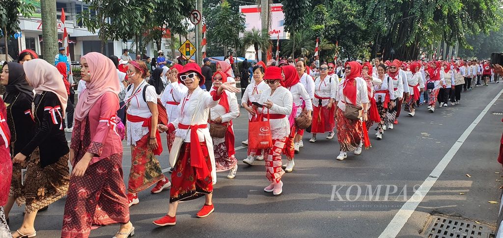Perempuan Berkebaya Indonesia (PBI) Bogor ikut memeriahkan Kirab Merah Putih, Minggu (13/8/2023). Sembari membangkitkan semangat kebangsaan, mereka menularkan semangat menghargai kebudayaan Indonesia. 