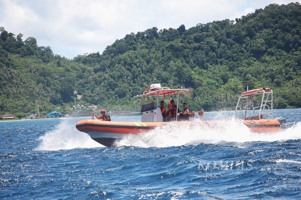 Kapal tim Basarnas Banda Aceh melakukan pencarian penumpang kapal yang terjun ke laut lepas di perairan Sabang, Aceh, Minggu (20/8/2023).
