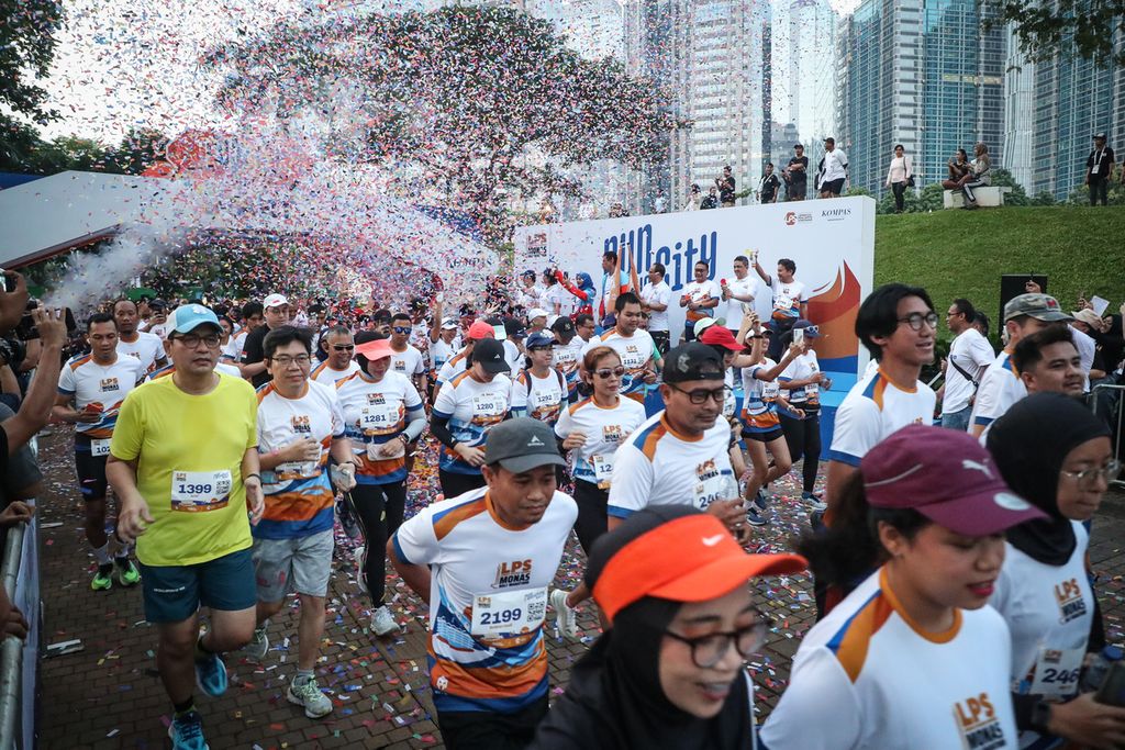 Peserta mulai berlari dalam acara Run The City di Hutan Kota Gelora Bung Karno, Jakarta, Sabtu (1/7/2023). Run The City menjadi ajang pemanasan  untuk menyambut LPS Monas Half Marathon yang  digelar  Minggu (2/7/2023). 