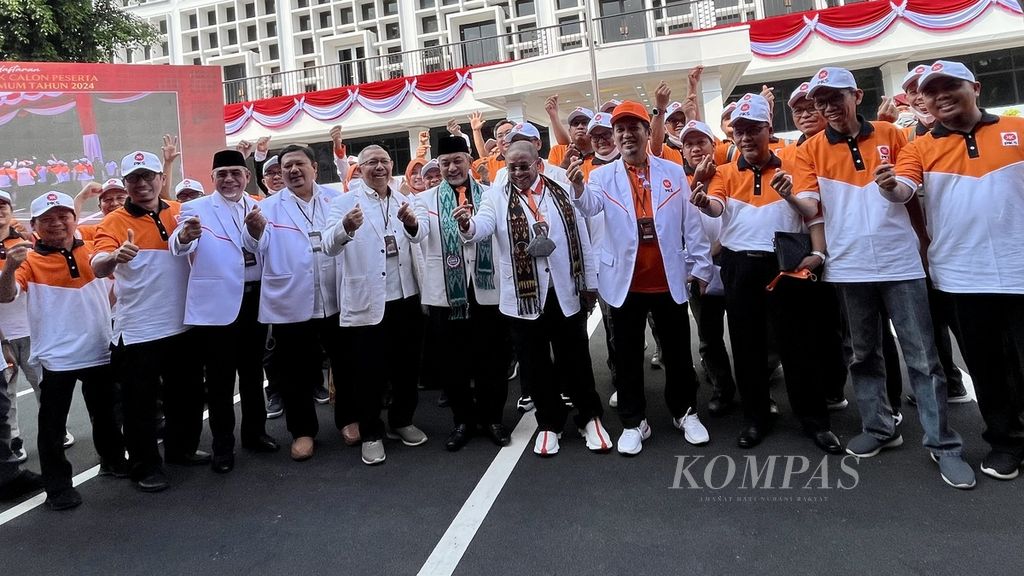 Jajaran pengurus DPP PKS seusai mendaftar menjadi calon partai politik peserta Pemilu 2024 di kantor KPU, Jakarta, Senin (1/8/2022).