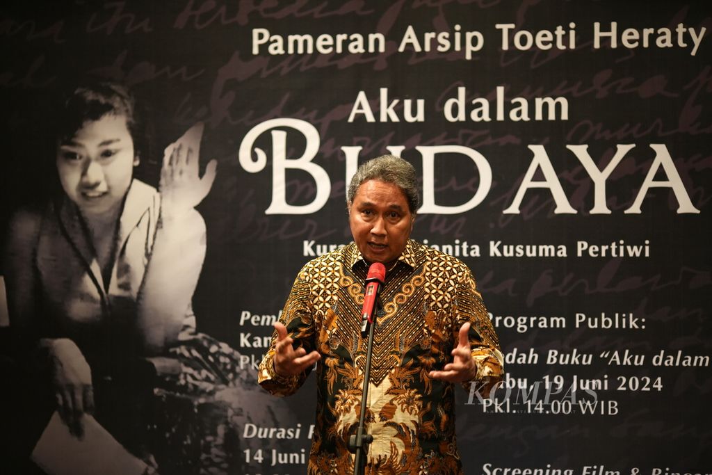 Direktur Jenderal Kebudayaan Kementerian Pendidikan, Kebudayaan, Riset, dan Teknologi Hilmar Farid membuka Pameran Arsip Toeti Heraty: Aku dalam Budaya di Galeri Cemara 6, Jakarta Pusat, Kamis (13/10/2024).