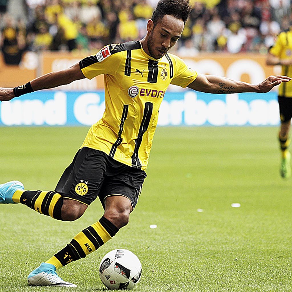 Pemain  Borussia Dortmund, Pierre-Emerick  Aubameyang, saat melawan FC Augsburg, Sabtu (13/5). Pemain timnas Gabon ini dikabarkan menjadi incaran MU untuk menggantikan Zlatan Ibrahimovic.